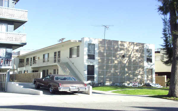 3742 S Canfield Ave in Los Angeles, CA - Foto de edificio - Building Photo