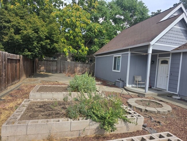 731 SW Laurel St in Grants Pass, OR - Building Photo - Building Photo