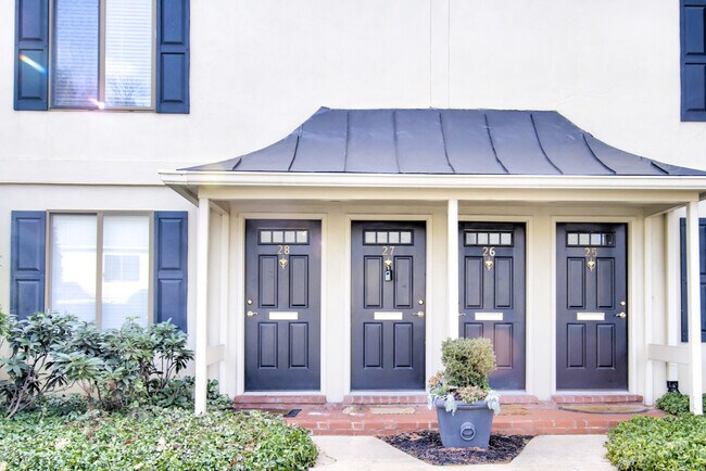 411 W Conestoga Rd, Unit 27 in Devon, PA - Foto de edificio - Building Photo