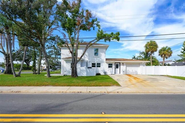 2000 Shore Acres Blvd NE in St. Petersburg, FL - Building Photo - Building Photo