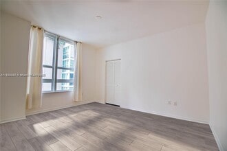 950 Brickell Bay Dr, Unit 703 in Miami, FL - Building Photo - Building Photo