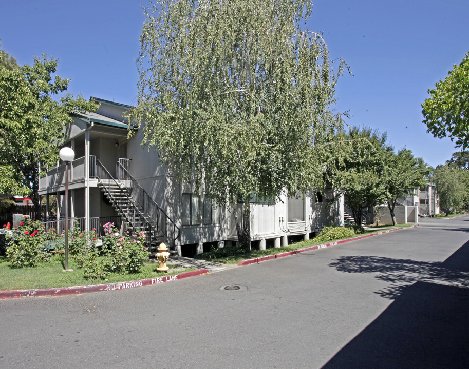 Elkhorn Village Apartments in Rio Linda, CA - Foto de edificio