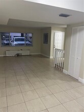 2432 W 54th Pl in Hialeah, FL - Foto de edificio - Building Photo