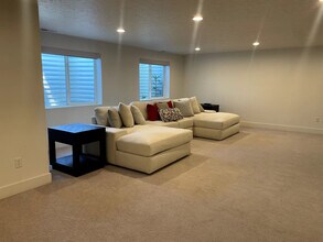 690 S Edge Ln in Kaysville, UT - Building Photo - Building Photo