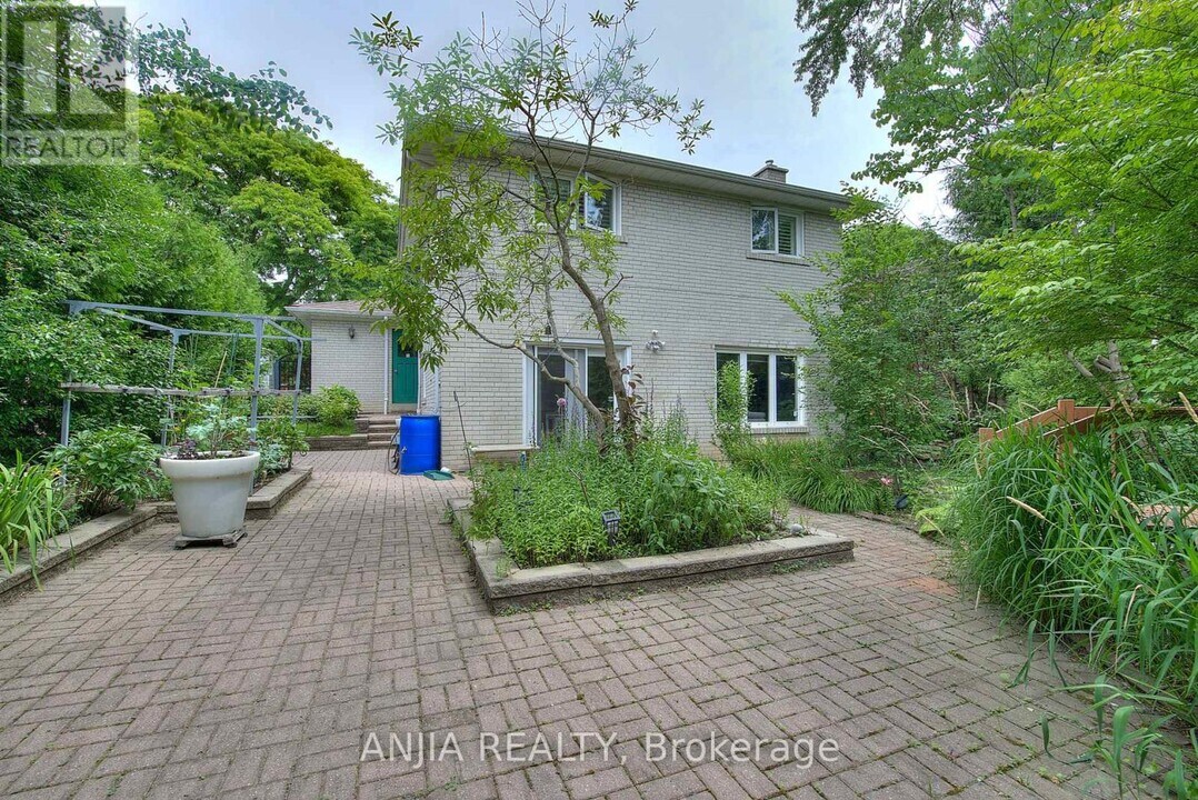 6 Bellbury Crescent in Toronto, ON - Building Photo
