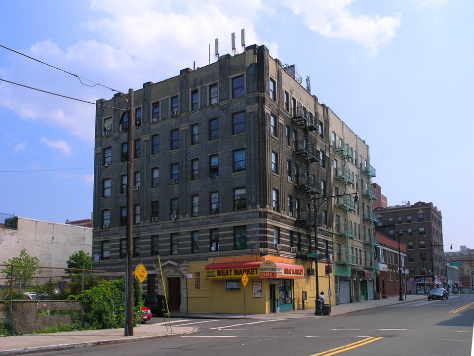 402 E 162nd St in Bronx, NY - Foto de edificio