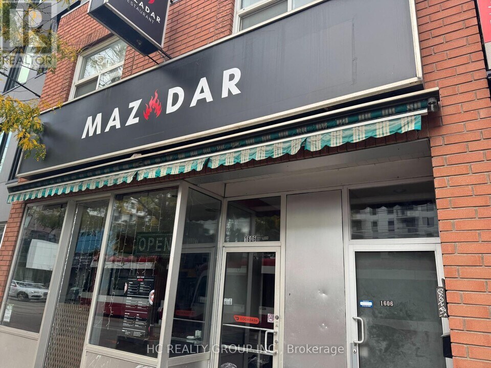 1606 Queen St E in Toronto, ON - Building Photo