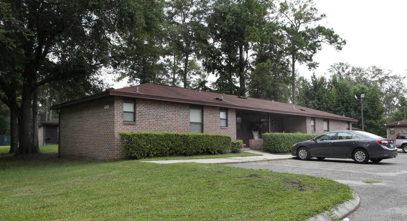 Pine Tree Apartments in Hilliard, FL - Building Photo