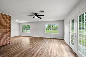 606 Clayton St in Tomball, TX - Building Photo - Building Photo