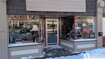 44 E Main St in Westfield, NY - Building Photo