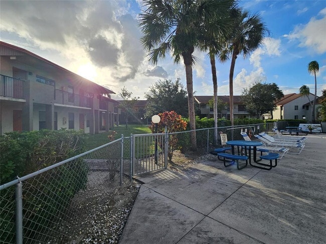 5583 Courtyard Dr in Margate, FL - Building Photo - Building Photo