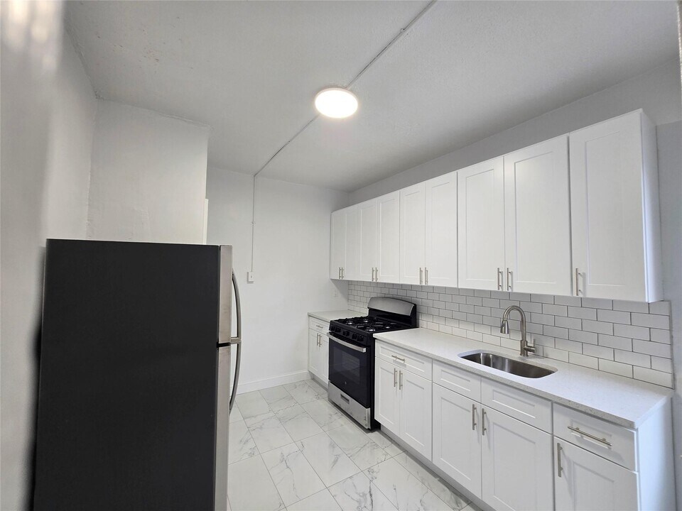 143 Jericho Tpke in Mineola, NY - Building Photo