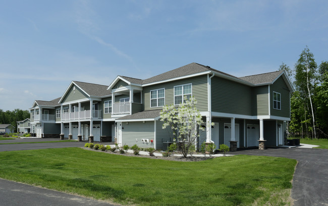 Deerfield Place in Utica, NY - Foto de edificio - Building Photo