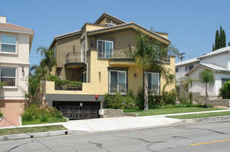 727 E Cypress Ave in Burbank, CA - Foto de edificio - Building Photo