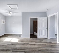 438 S San Joaquin Ave in San Antonio, TX - Building Photo - Building Photo