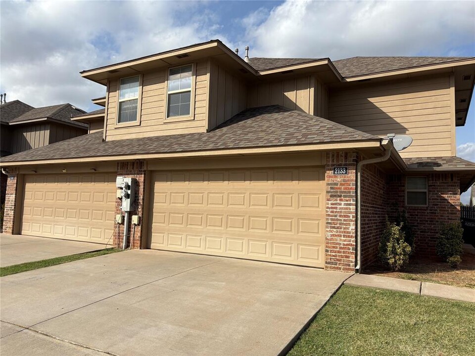 2133 Buena Vida Ln in Edmond, OK - Building Photo