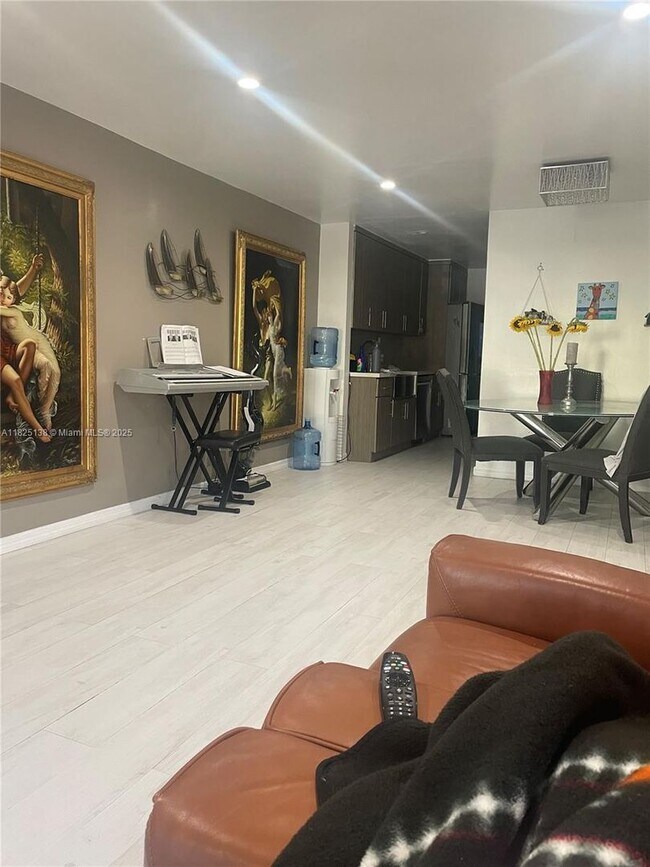 301 Bonaventure Blvd in Weston, FL - Building Photo - Building Photo
