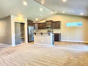2392 NW Kingwood Ave in Redmond, OR - Building Photo - Building Photo