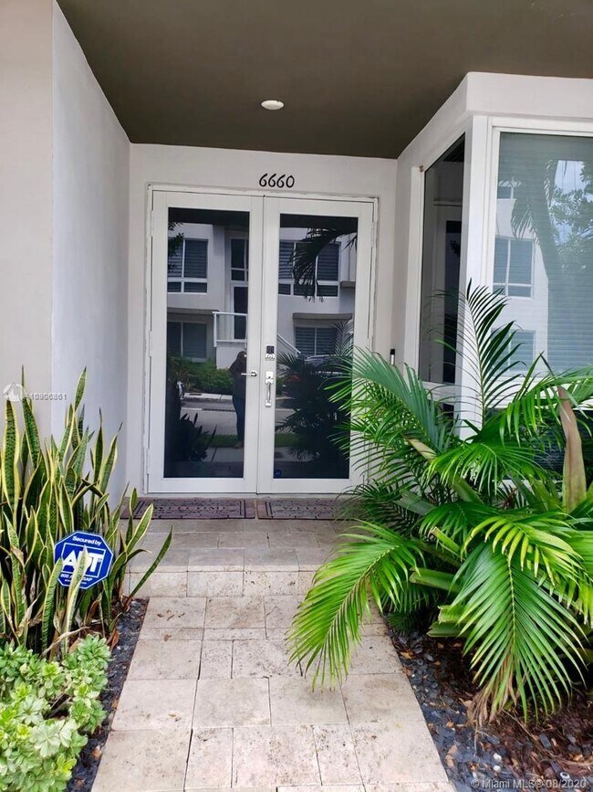 6660 NW 105th Ct-Unit -6660 in Doral, FL - Foto de edificio - Building Photo