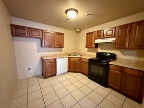 5 Lombardy Pl in Clinton, OK - Building Photo - Building Photo