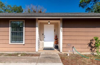 606 E 2nd St in Elgin, TX - Building Photo - Building Photo