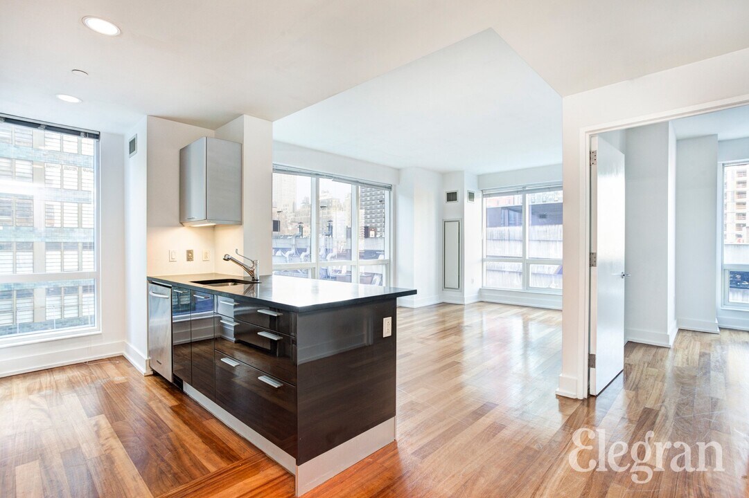 350 W 42nd St in New York, NY - Building Photo