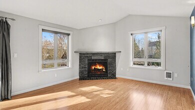 15152 NE 82nd St, Unit 304 in Redmond, WA - Foto de edificio - Building Photo