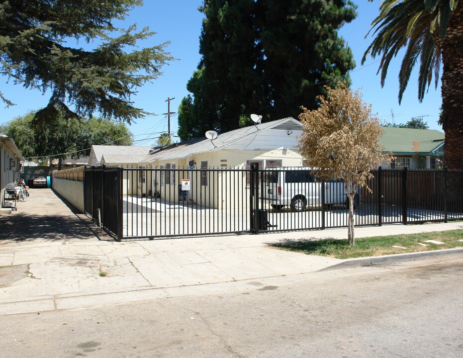 14201 Calvert St in Van Nuys, CA - Foto de edificio