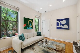 2329 N Oakley Ave, Unit 3e in Chicago, IL - Building Photo - Building Photo