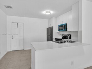 241 NW 40th St in Oakland Park, FL - Building Photo - Building Photo