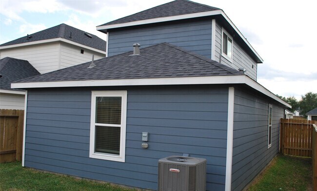 16751 N Marie Vlg Dr in Conroe, TX - Building Photo - Building Photo