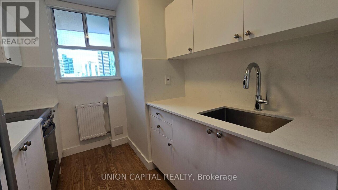407-230-1230 Oak St in Toronto, ON - Building Photo