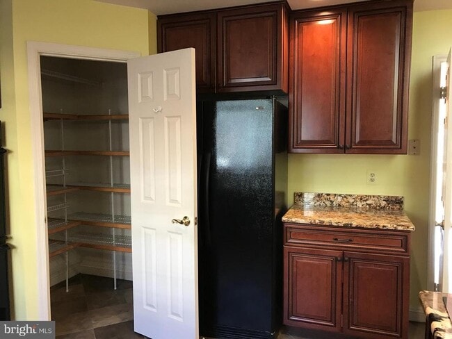 10003 Sterling Terrace in Rockville, MD - Foto de edificio - Building Photo