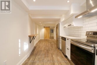 202 Claremont St in Toronto, ON - Building Photo - Building Photo