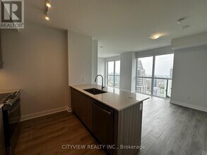 430-4430 Square One Dr in Mississauga, ON - Building Photo - Building Photo