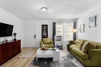 680 SW 7th Ave in Miami, FL - Building Photo - Building Photo