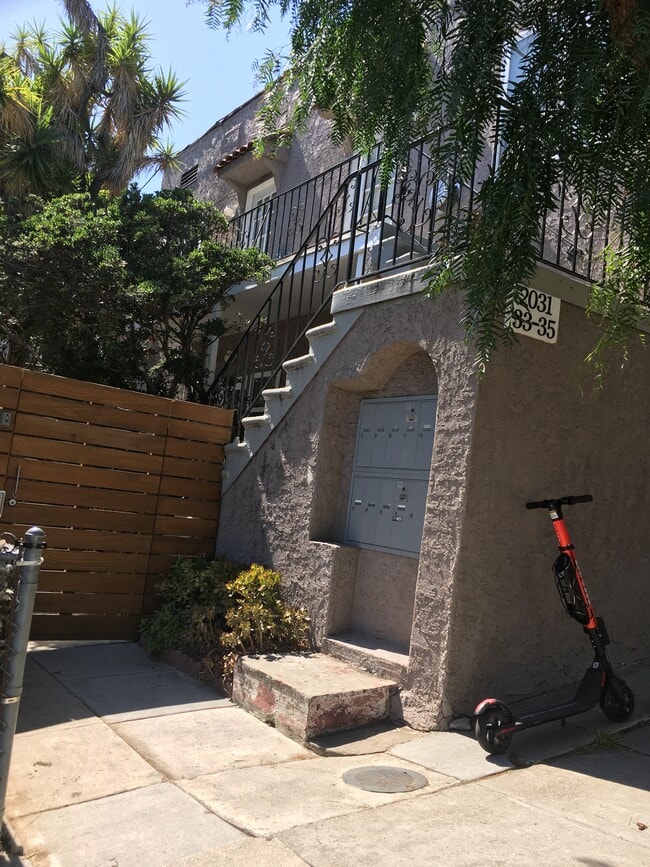 2035 N Vista del Mar Ave in Los Angeles, CA - Foto de edificio - Building Photo