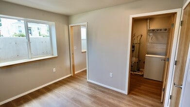 110 SE Handley St in McMinnville, OR - Foto de edificio - Building Photo