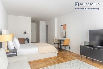 330 E 46th St in New York, NY - Foto de edificio - Building Photo