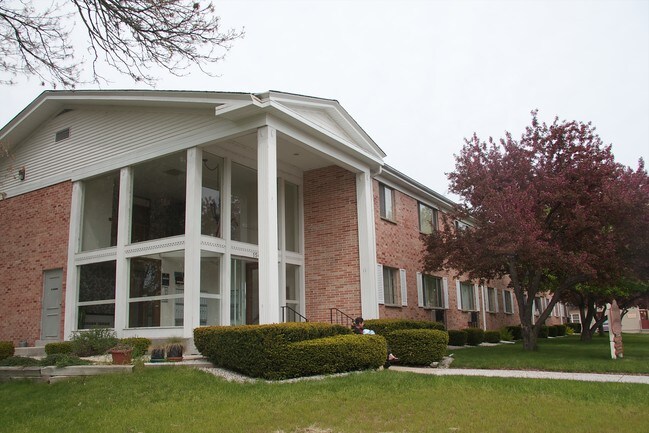 Heritage House in Saukville, WI - Foto de edificio - Building Photo