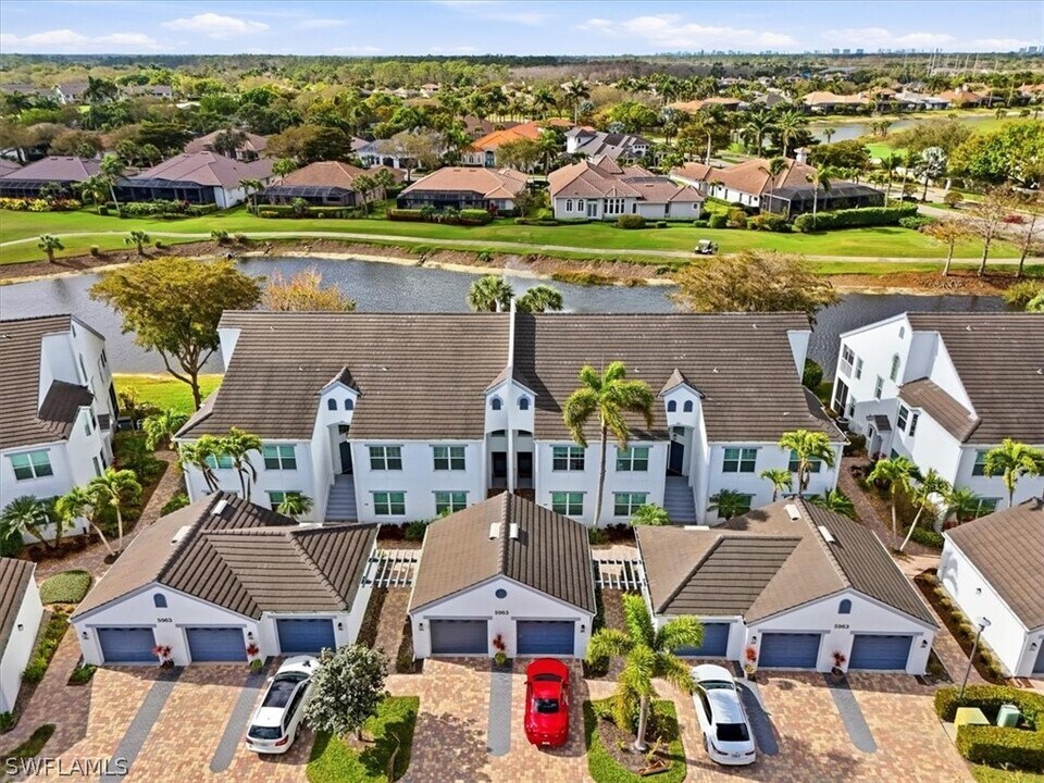 5963 Sand Wedge Ln in Naples, FL - Foto de edificio