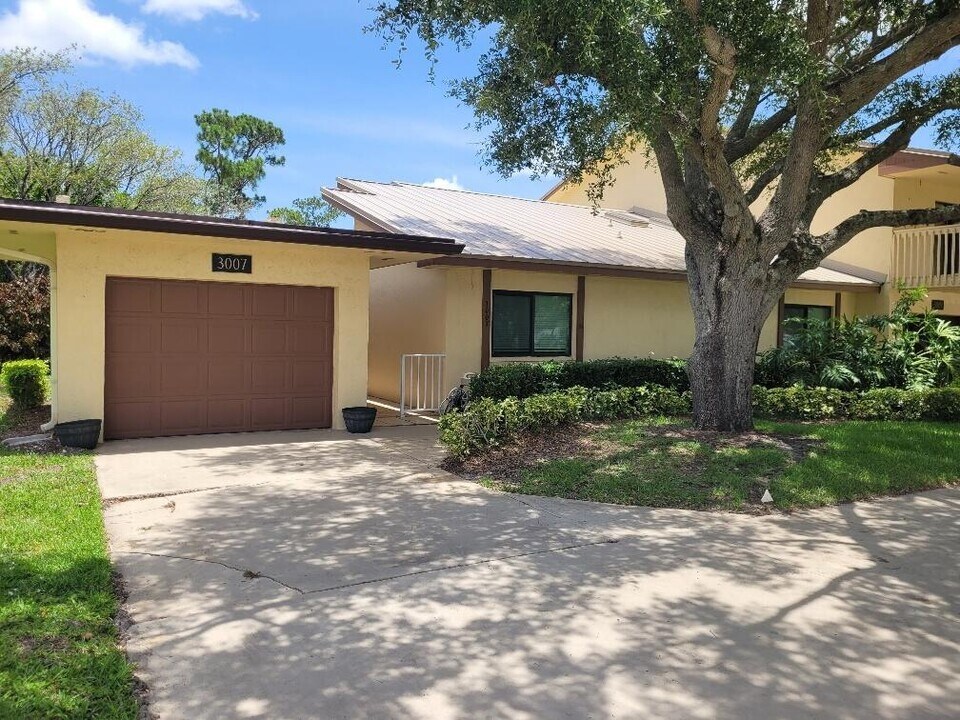 3007 Bent Pine Dr in Fort Pierce, FL - Building Photo