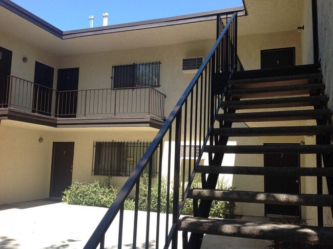 7101 Haskell Ave in Los Angeles, CA - Foto de edificio - Building Photo