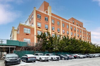 Waterview Plaza in College Point, NY - Building Photo - Building Photo