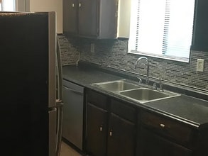 5556 Liberty Rd in Union City, GA - Foto de edificio - Building Photo