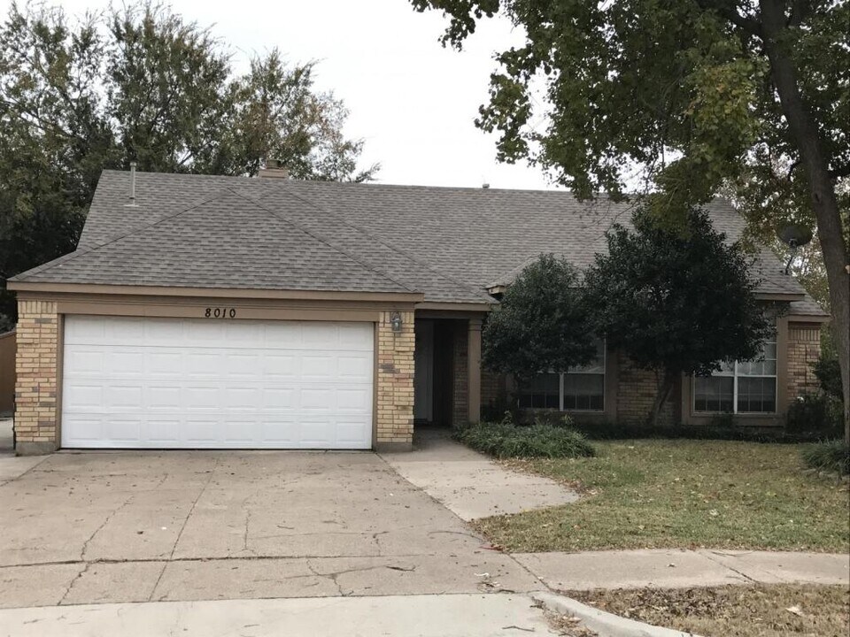 8010 Blackfin Dr in Rowlett, TX - Foto de edificio