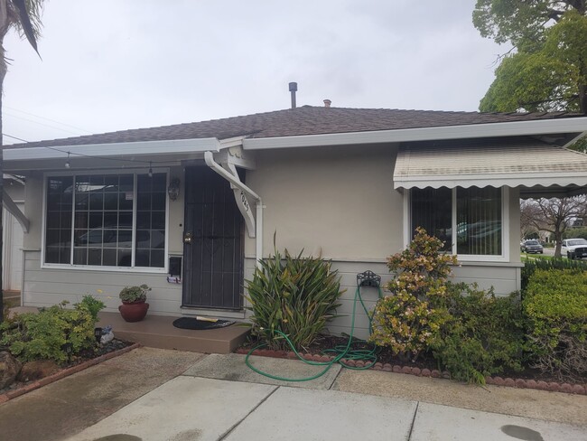 2045 Foxworthy Ave in San Jose, CA - Foto de edificio - Building Photo