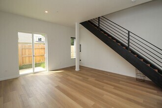 2516 NE Flanders St in Portland, OR - Building Photo - Building Photo