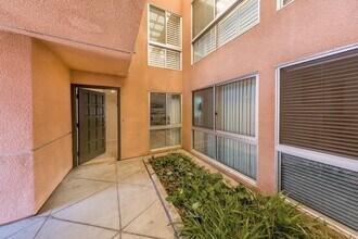 5301 Balboa Blvd, Unit D7 in Encino, CA - Foto de edificio - Building Photo