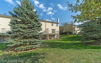5652 Drake Hollow Dr E in West Bloomfield Township, MI - Building Photo - Building Photo
